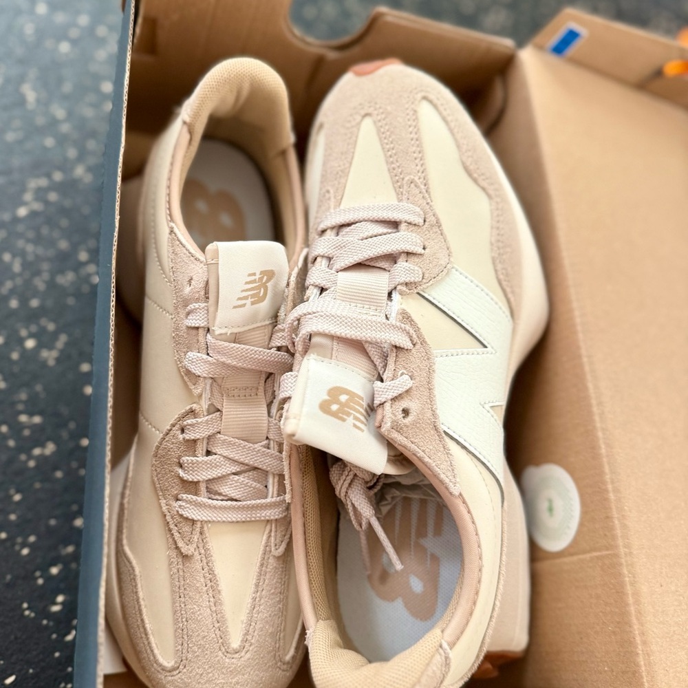 New Balance 327 Sneakers